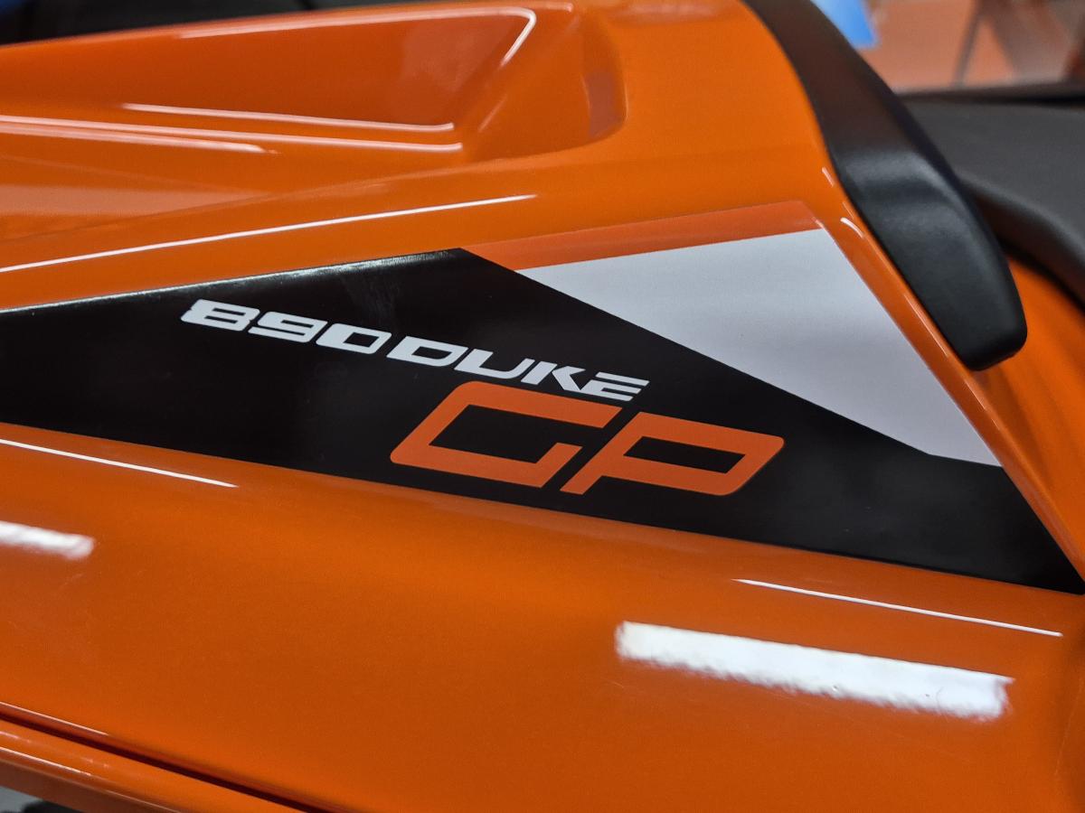 
								KTM 890 DUKE GP full									