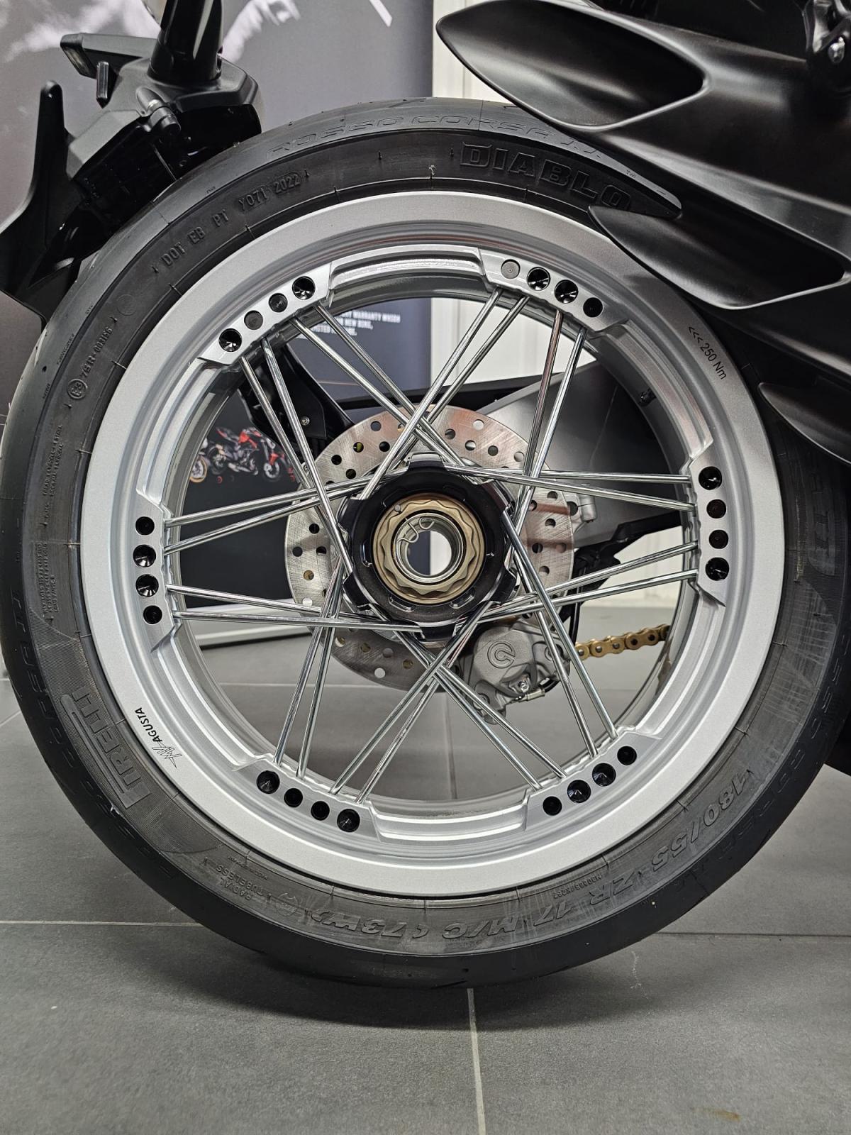 
								MV AGUSTA Superveloce 1000 AGO full									