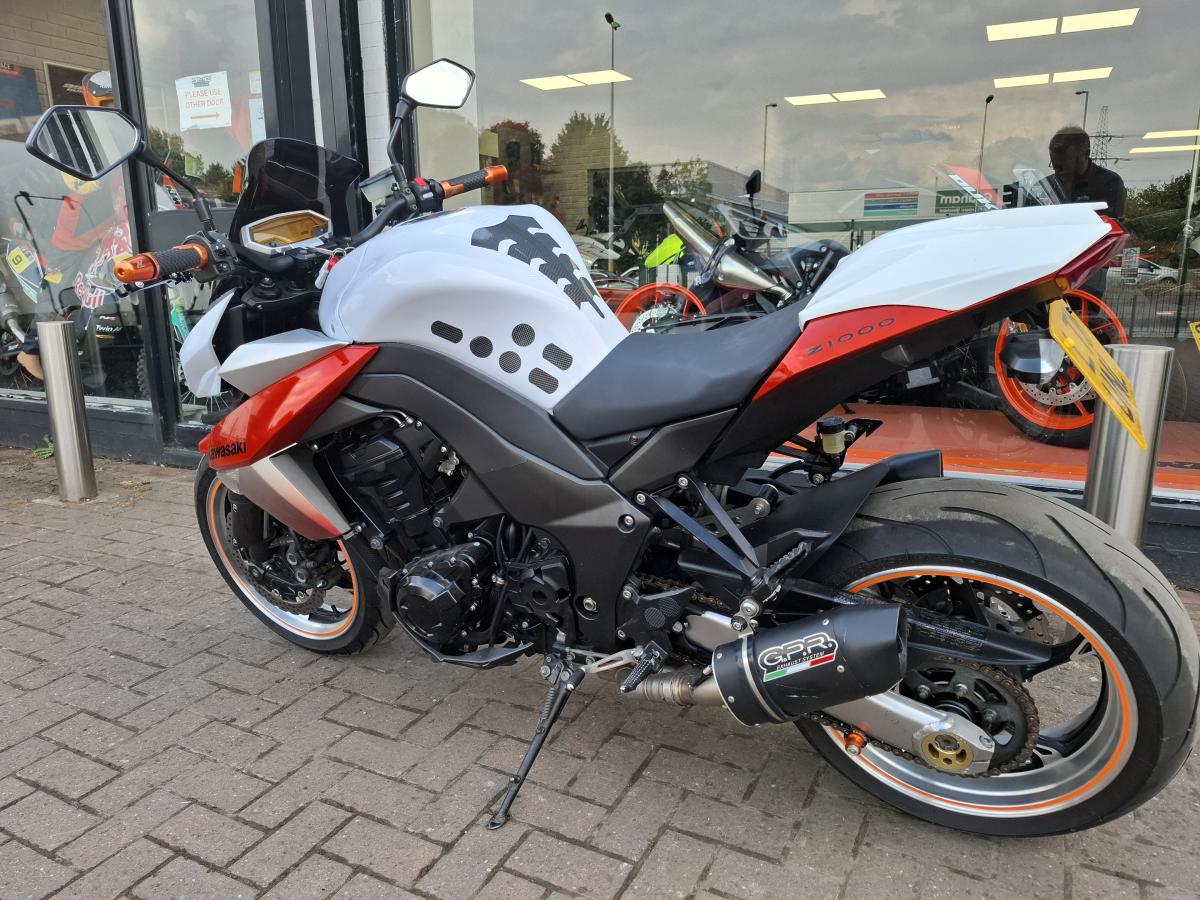 
								KAWASAKI ZR 1000 DAF full									
