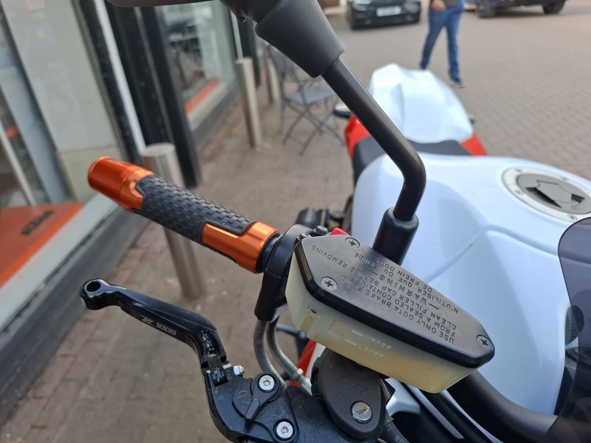
								KAWASAKI ZR 1000 DAF full									