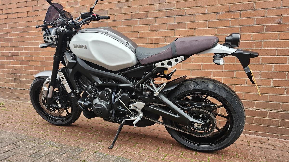 
								Yamaha XSR 900 ABS full									