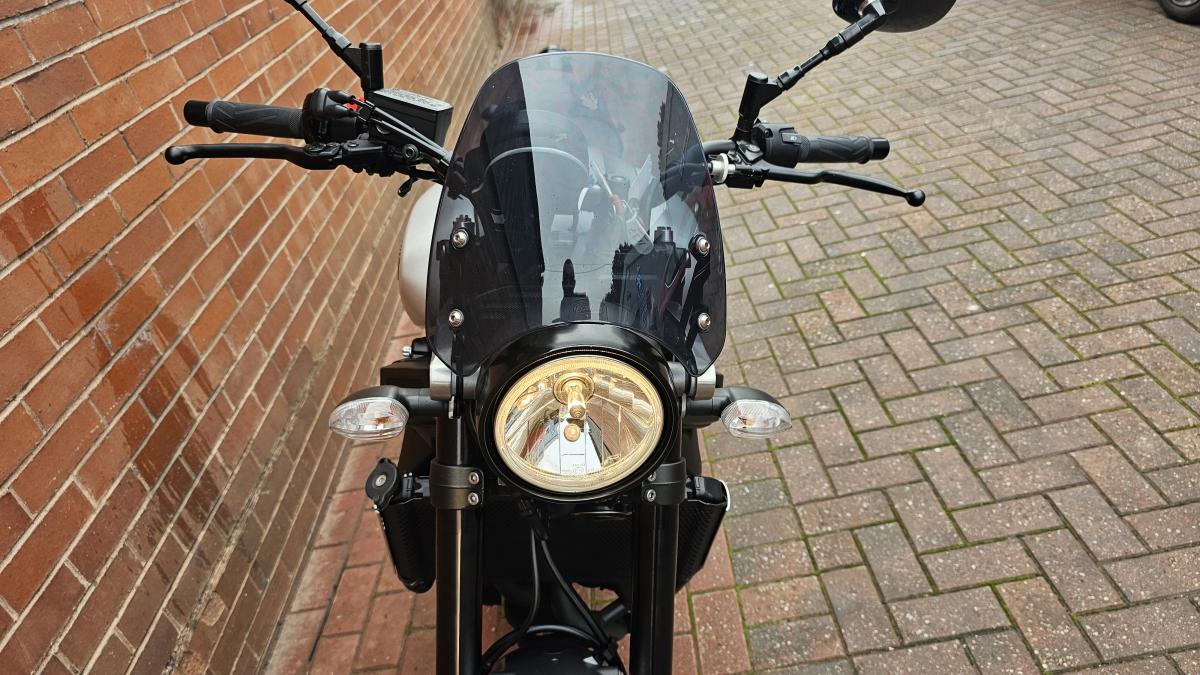 
								Yamaha XSR 900 ABS full									