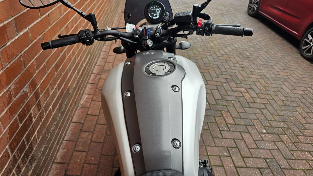 
								Yamaha XSR 900 ABS full									