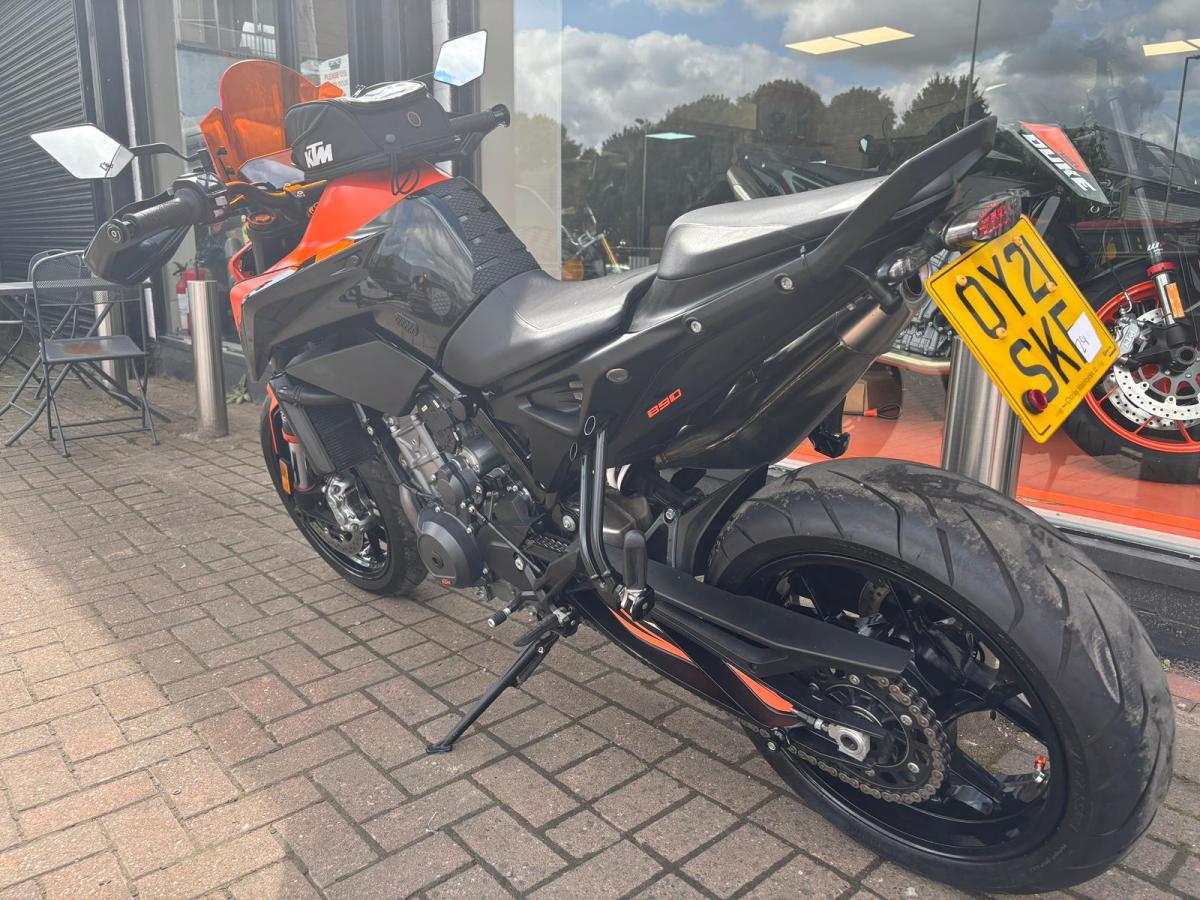 
								KTM 890 DUKE full									
