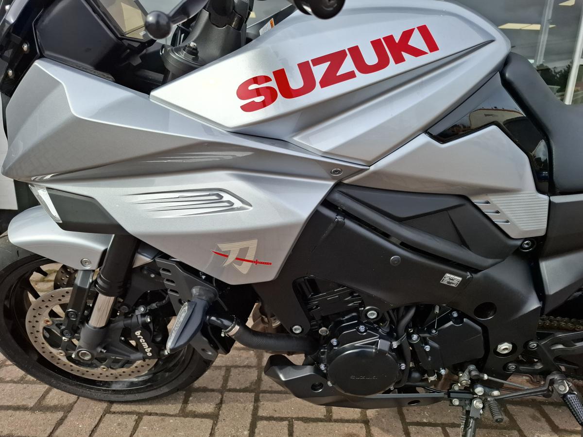 
								Suzuki GSXS 1000 S KATANA full									