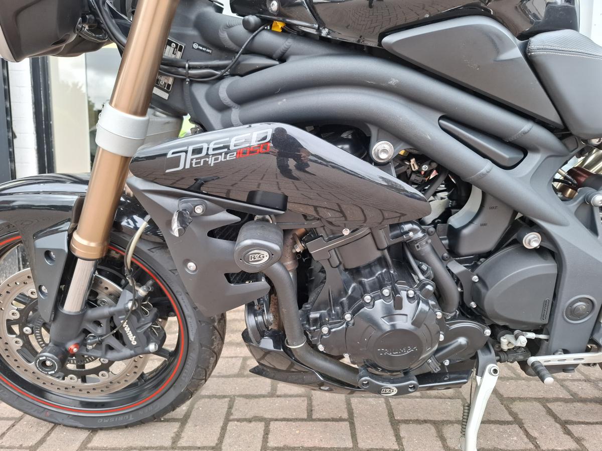 
								TRIUMPH TRIPLE 1050 ABS full									