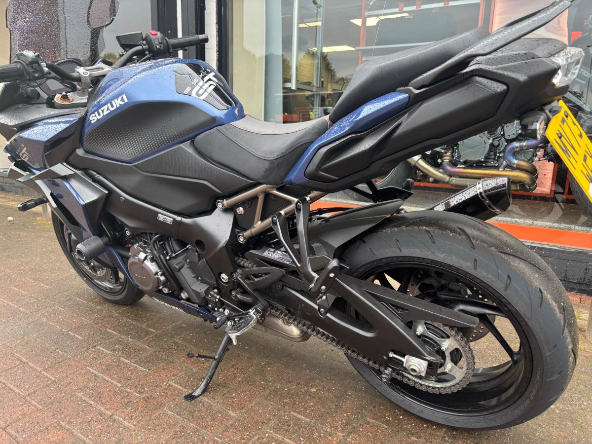 
								Suzuki GSXS 1000 GT full									