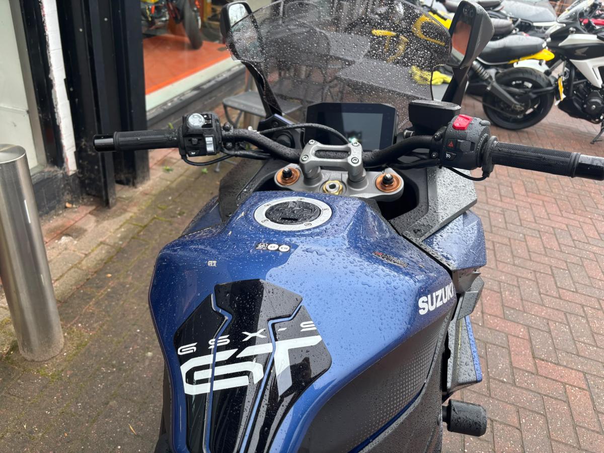 
								Suzuki GSXS 1000 GT full									