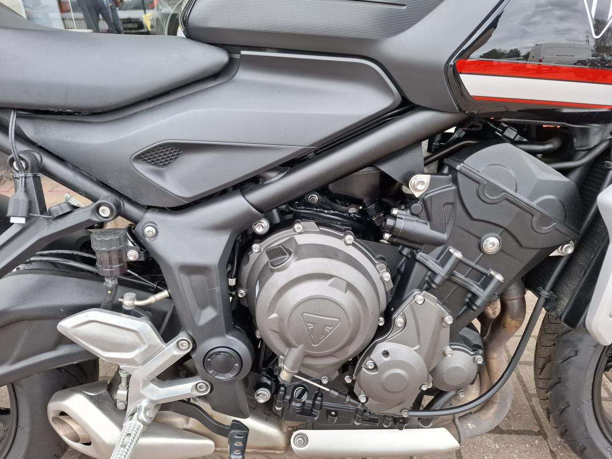 
								Triumph Trident 660 full									