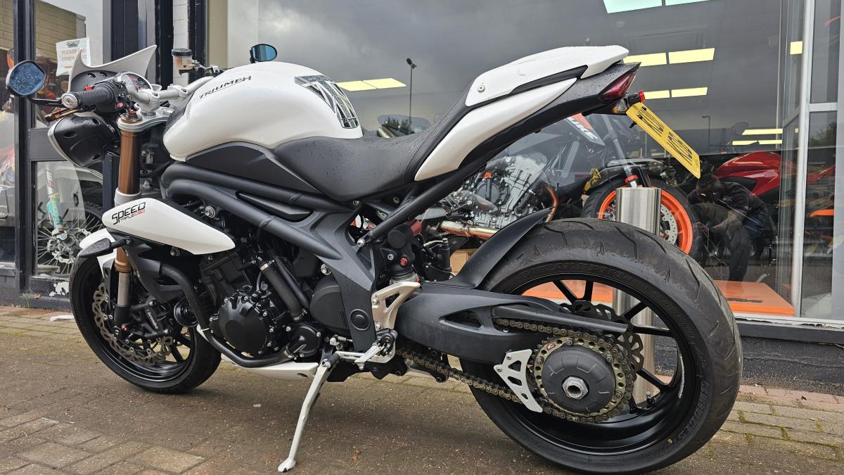 
								TRIUMPH SPEED TRIPLE 1050 full									