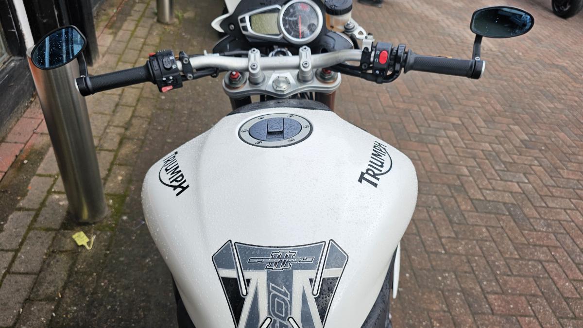 
								TRIUMPH SPEED TRIPLE 1050 full									