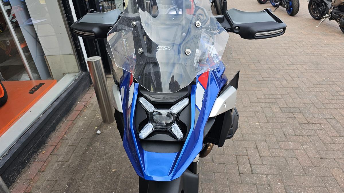
								BMW R 1300 GS full									