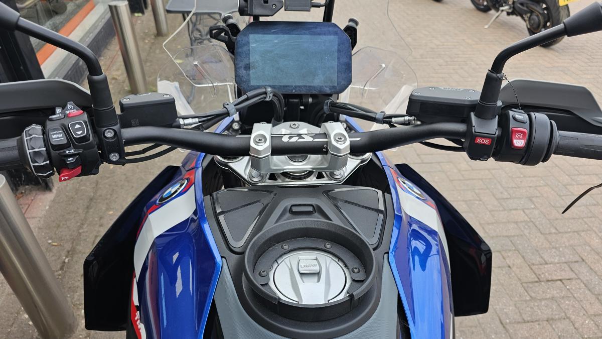 
								BMW R 1300 GS full									