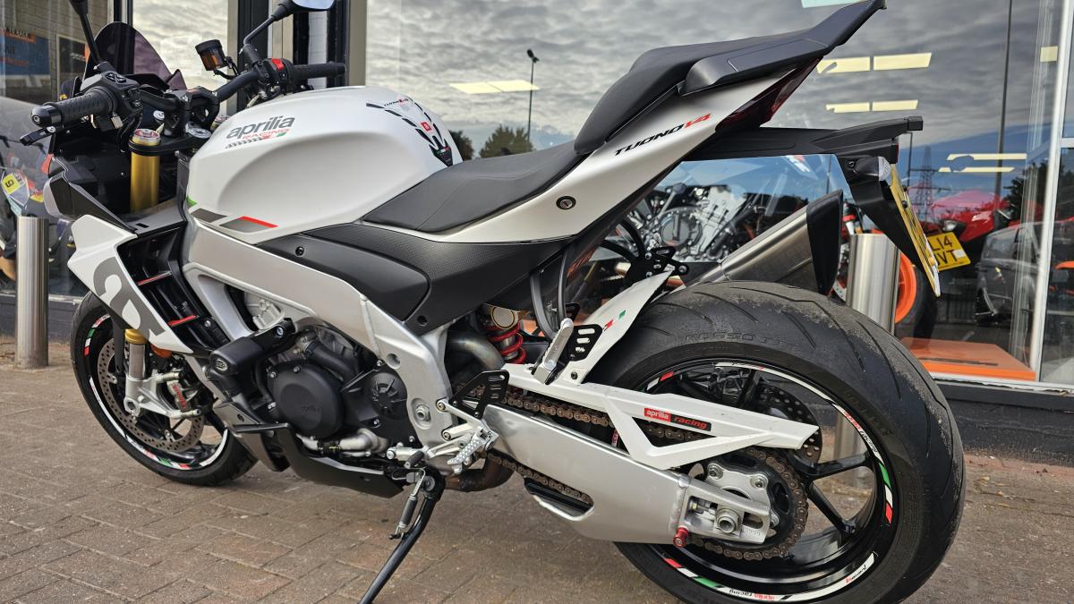 
								APRILIA TUONO V4 1100 full									