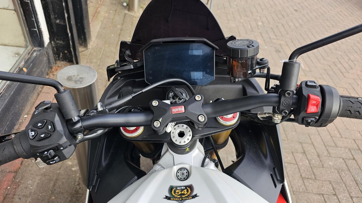 
								APRILIA TUONO V4 1100 full									