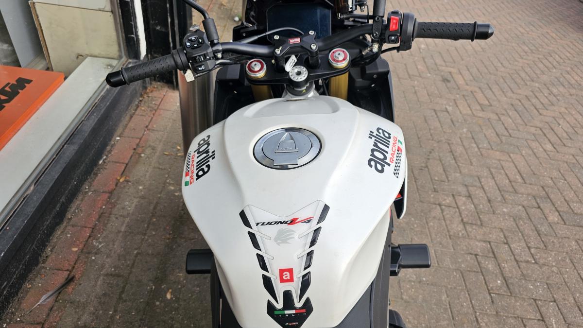
								APRILIA TUONO V4 1100 full									