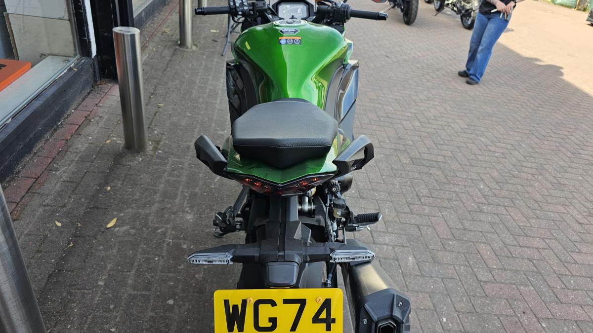 
								Kawasaki ZX 1100 JSFAN full									