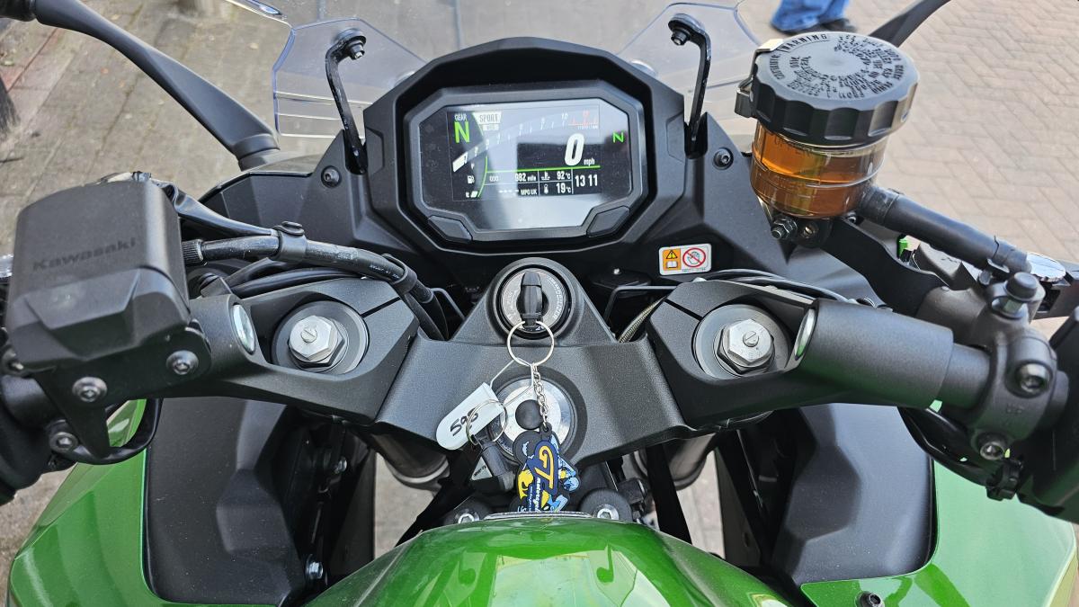 
								Kawasaki ZX 1100 JSFAN full									