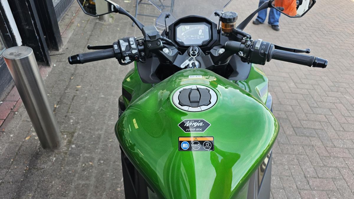 
								Kawasaki ZX 1100 JSFAN full									