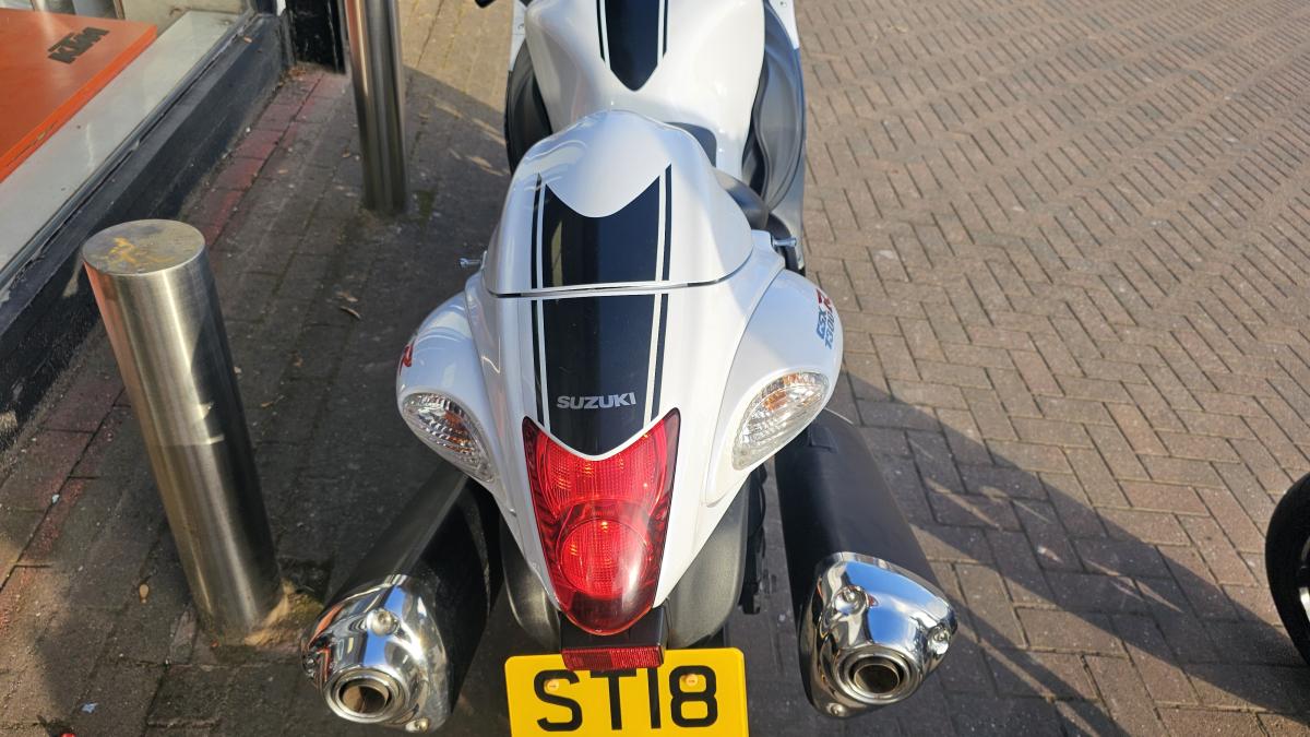 
								Suzuki GSX 1300 RA L7 full									