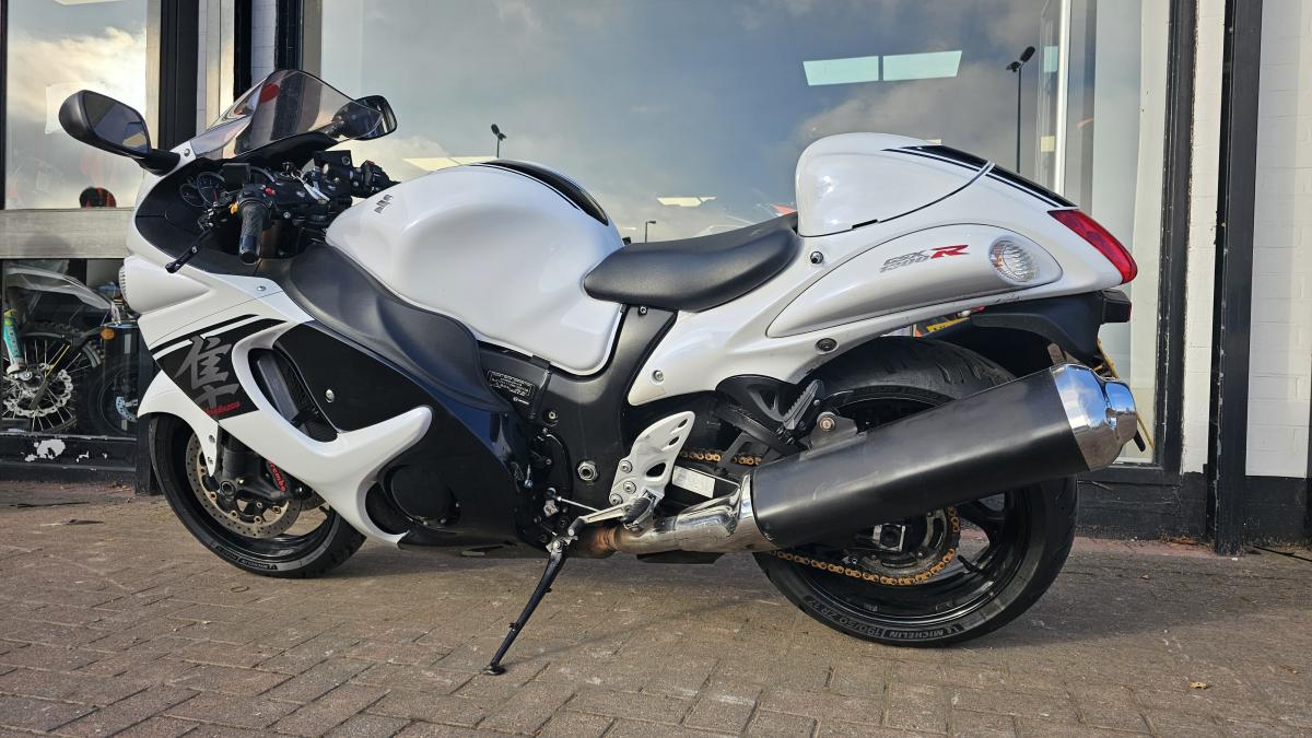 
								Suzuki GSX 1300 RA L7 full									