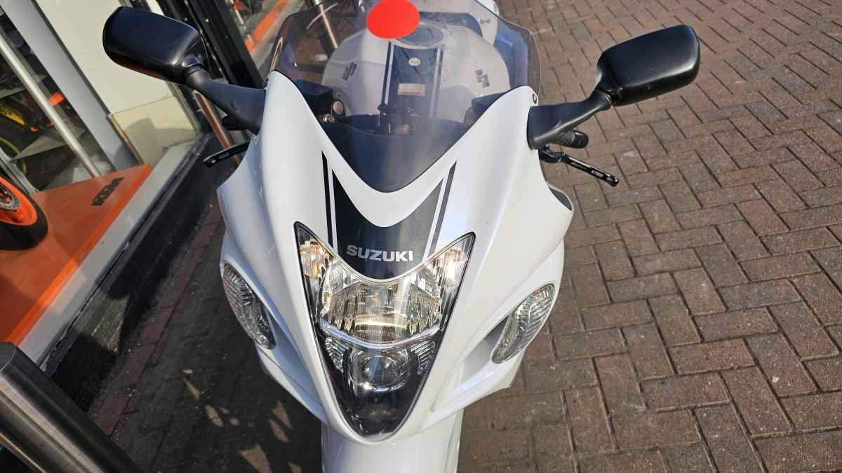 
								Suzuki GSX 1300 RA L7 full									