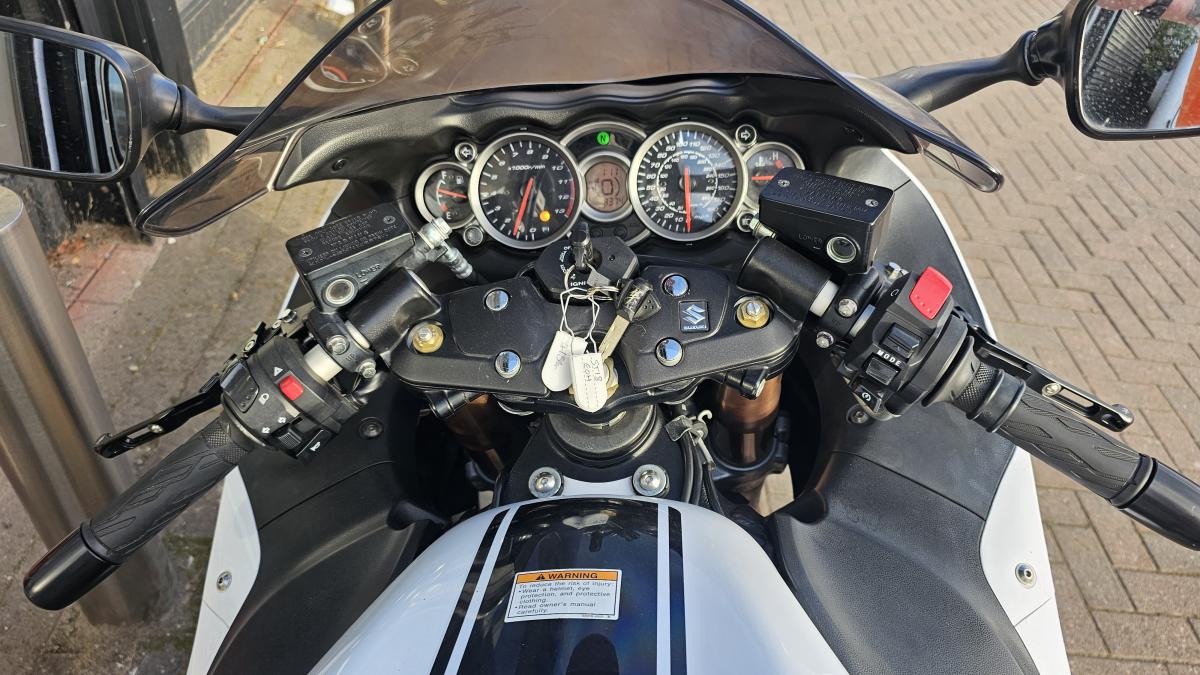 
								Suzuki GSX 1300 RA L7 full									