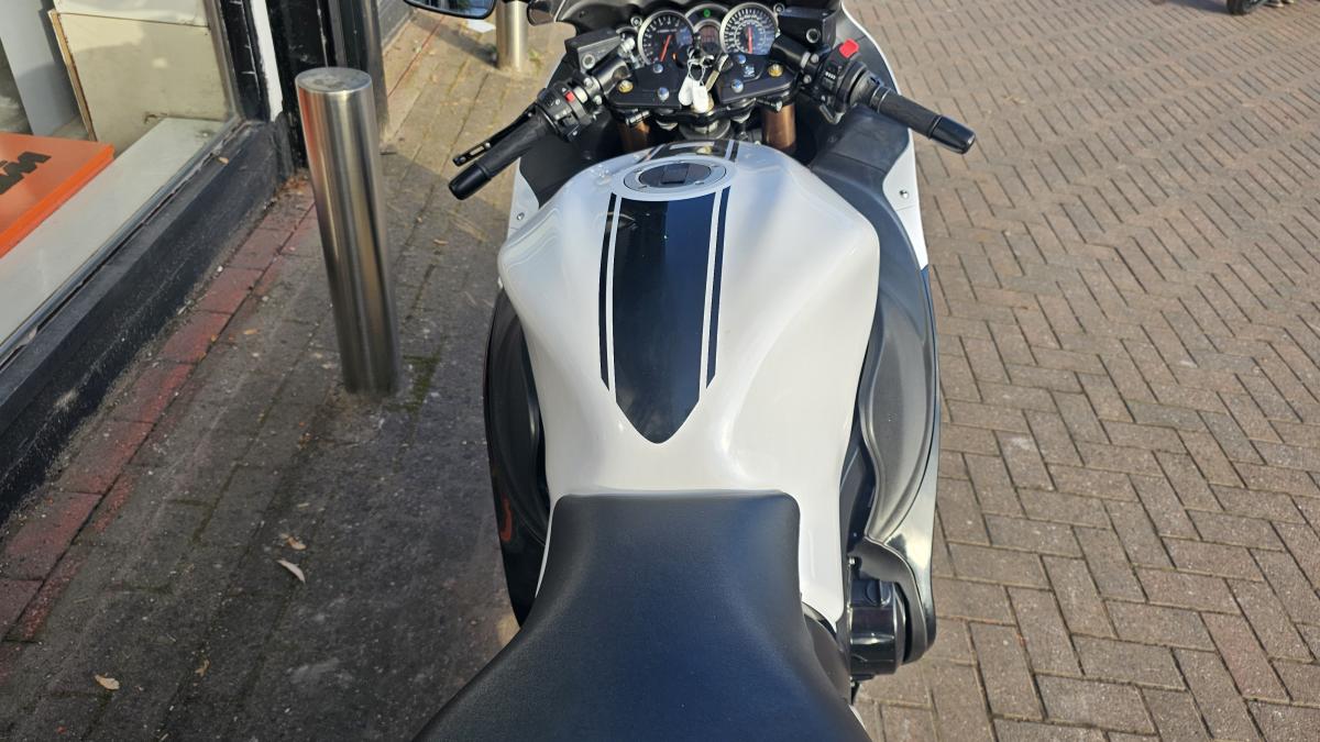 
								Suzuki GSX 1300 RA L7 full									