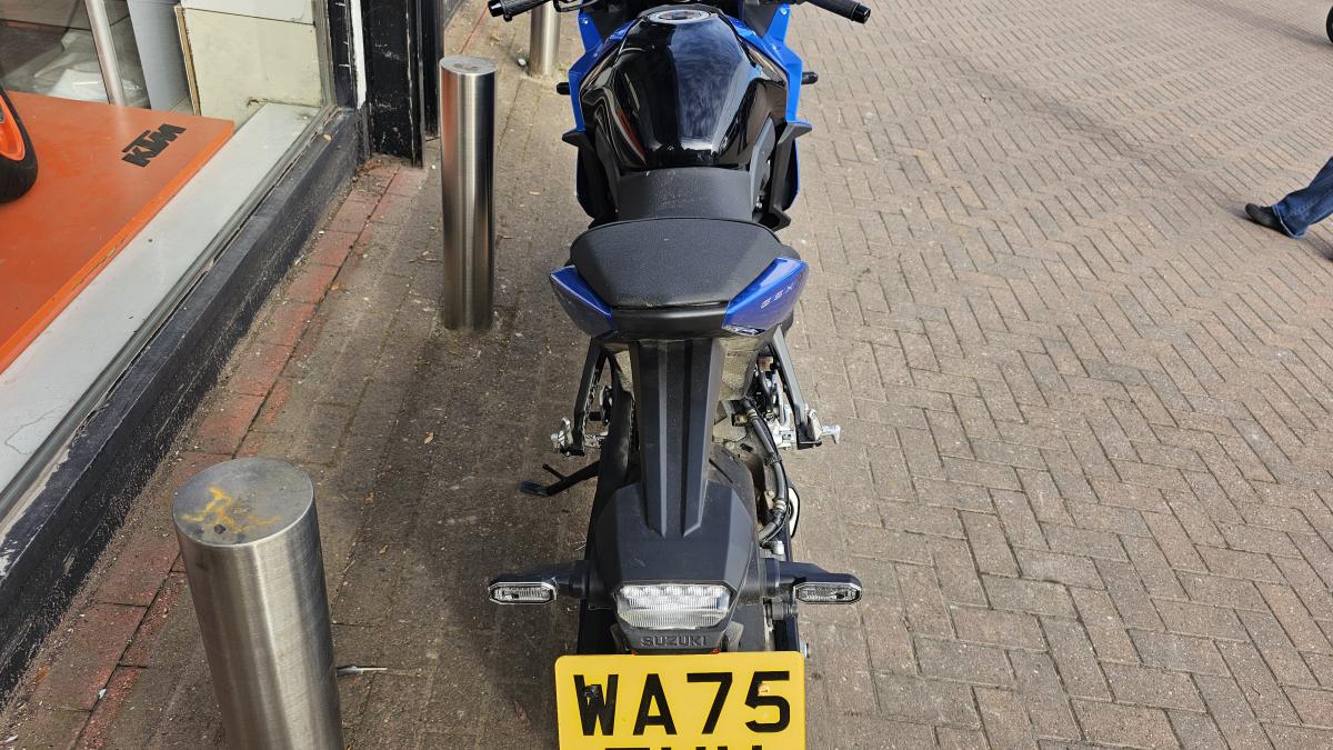 
								Suzuki GSX 800 FRQM5 GSX-8R full									