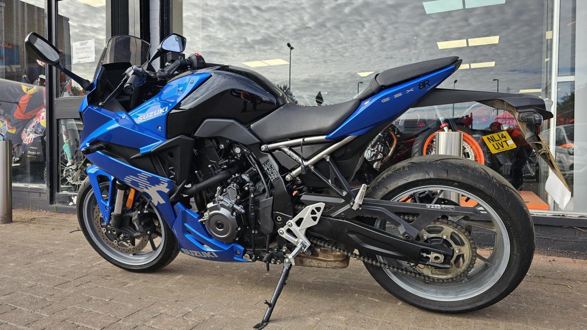 
								Suzuki GSX 800 FRQM5 GSX-8R full									