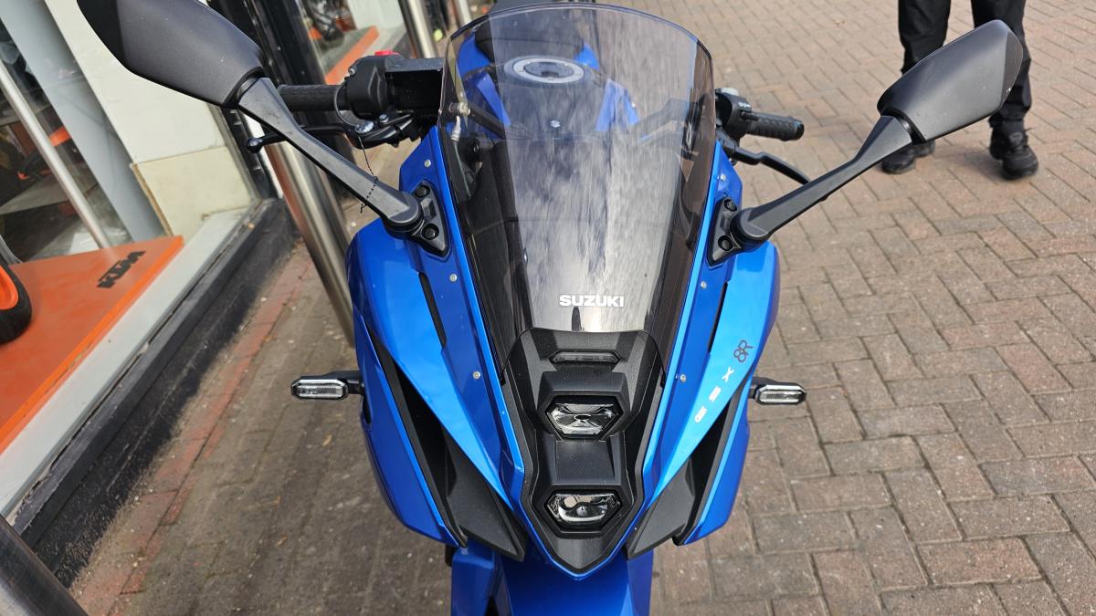 
								Suzuki GSX 800 FRQM5 GSX-8R full									