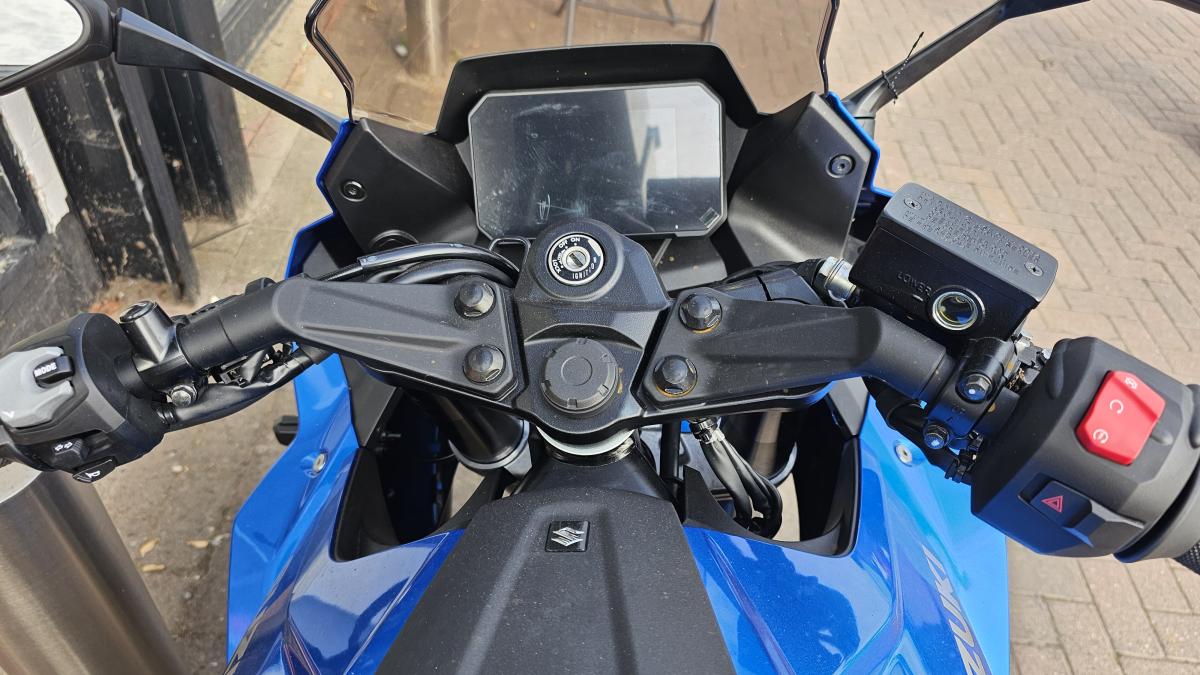 
								Suzuki GSX 800 FRQM5 GSX-8R full									