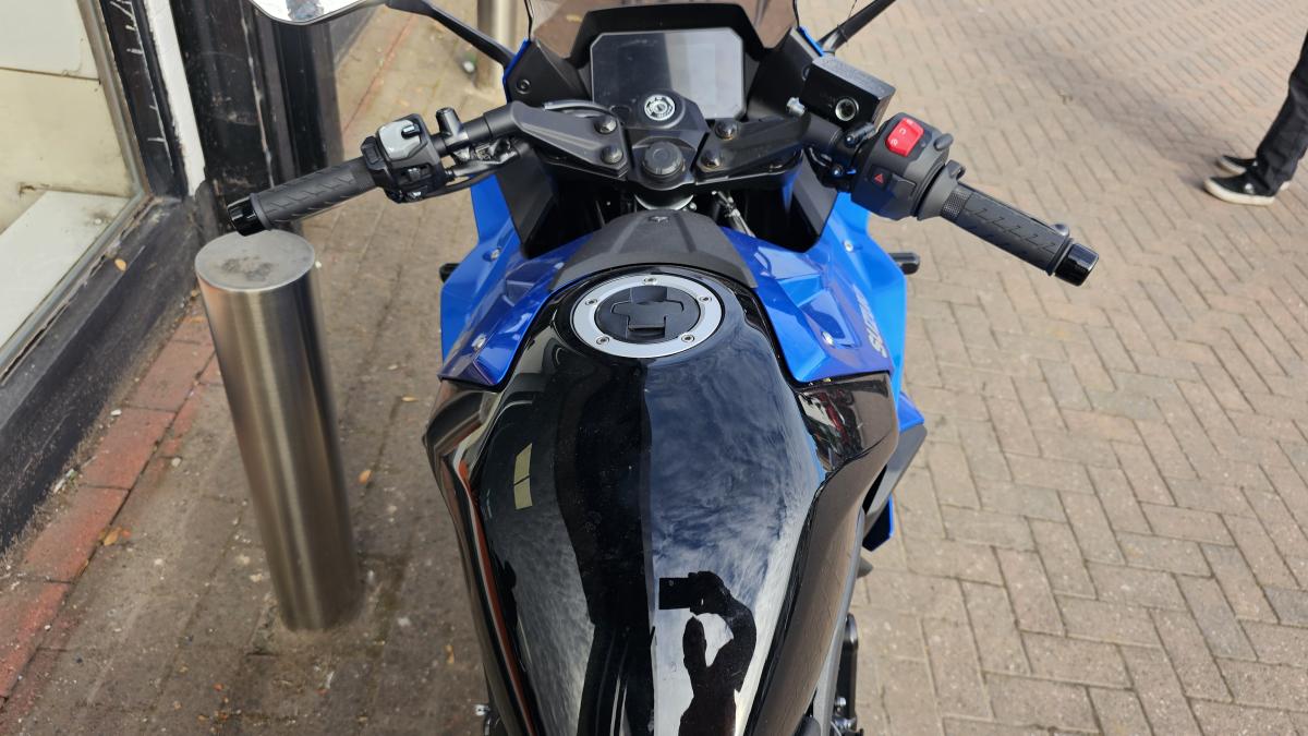 
								Suzuki GSX 800 FRQM5 GSX-8R full									