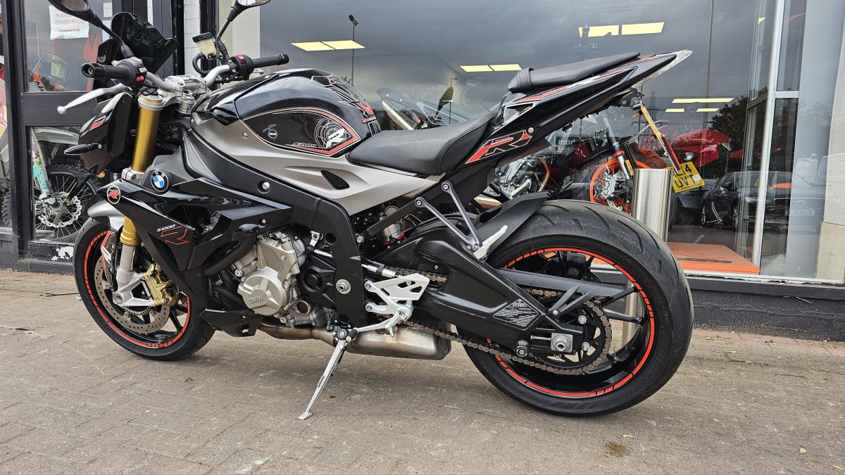 
								BMW S 1000 R full									