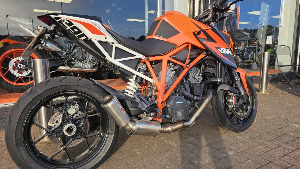 KTM 1290 SUPERDUKE R 15