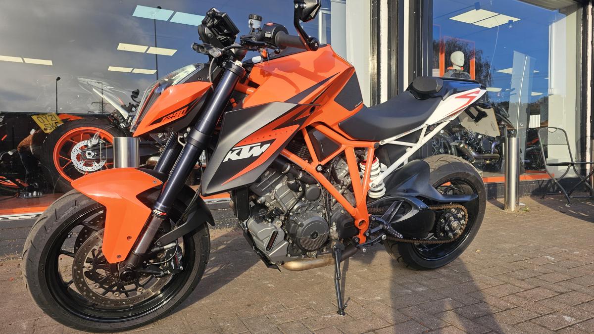 KTM 1290 SUPERDUKE R 15