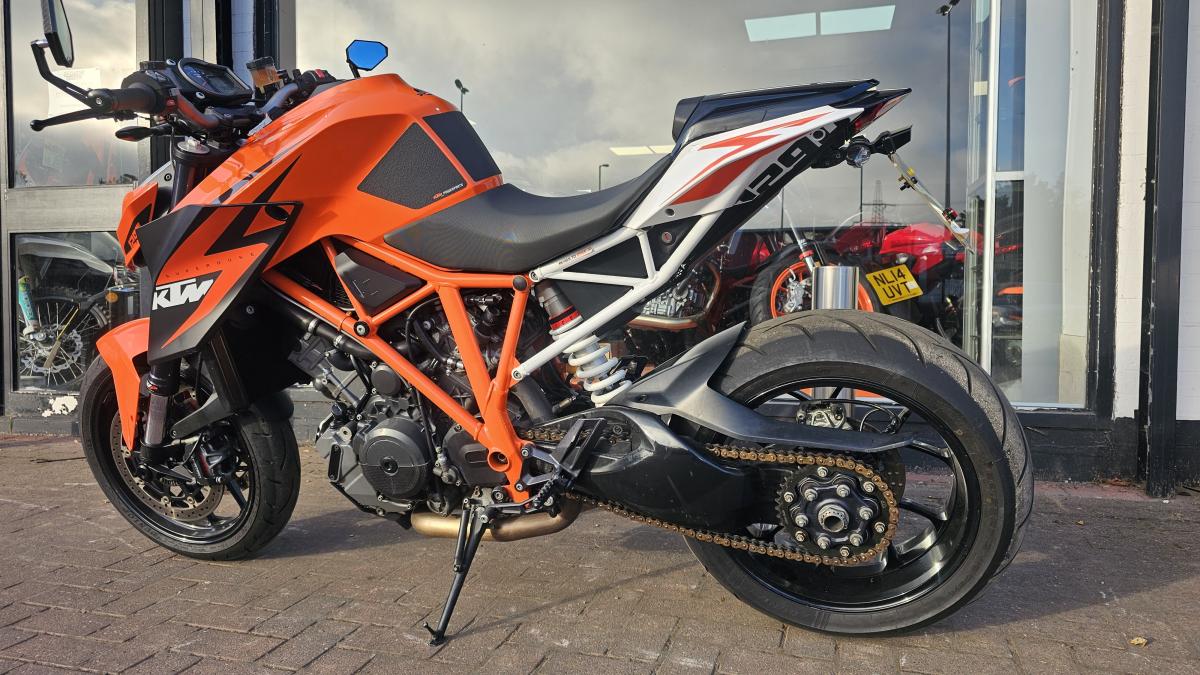 
								KTM 1290 SUPERDUKE R 15 full									