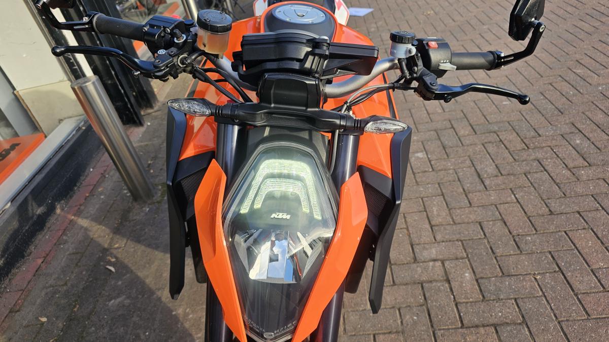 
								KTM 1290 SUPERDUKE R 15 full									
