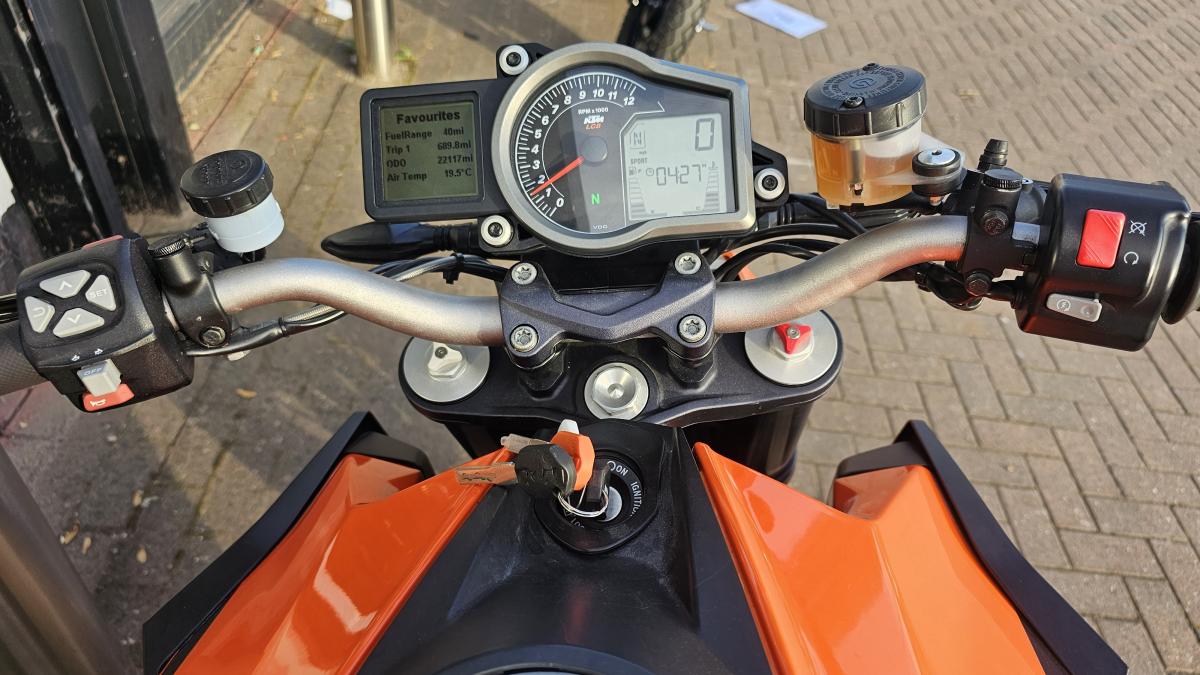 
								KTM 1290 SUPERDUKE R 15 full									