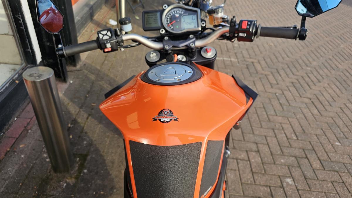 
								KTM 1290 SUPERDUKE R 15 full									