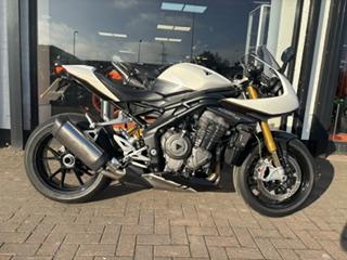 
								TRIUMPH SPEED TRIPLE 1200 RR full									