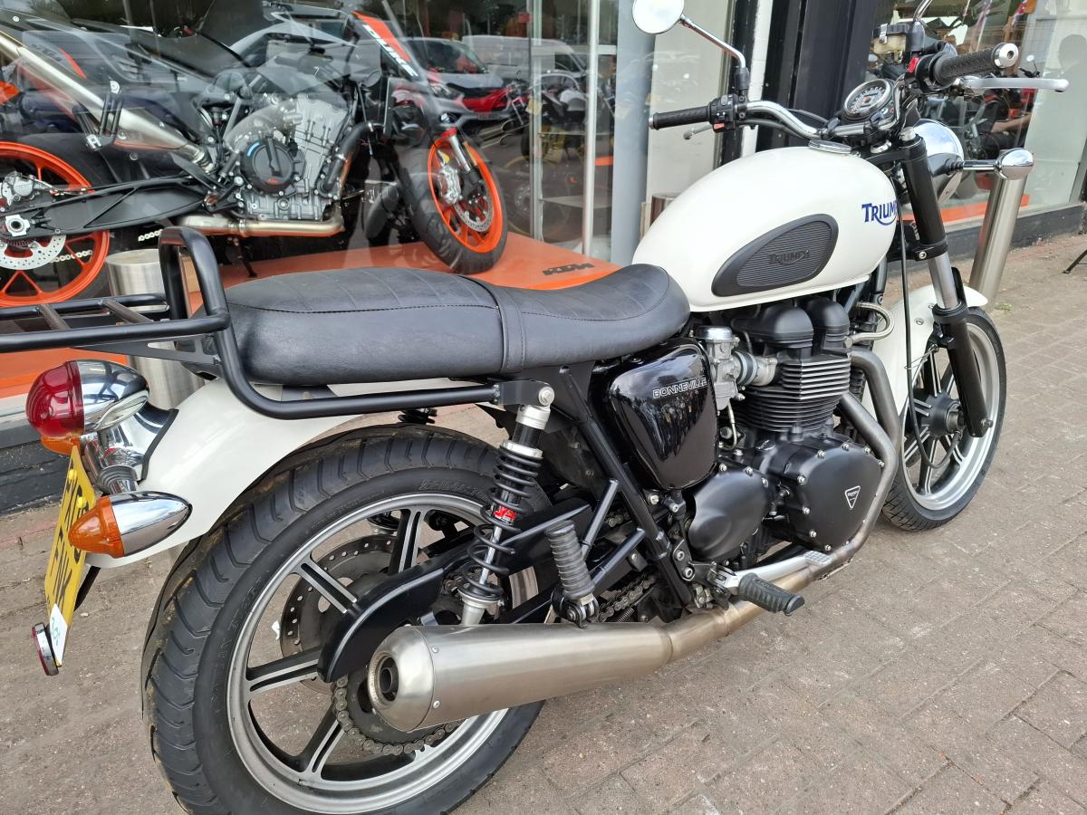 TRIUMPH BONNEVILLE 865