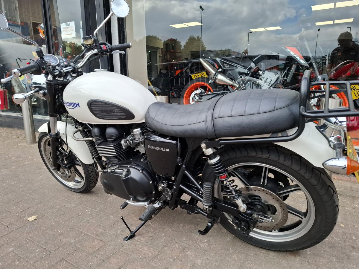 TRIUMPH BONNEVILLE 865