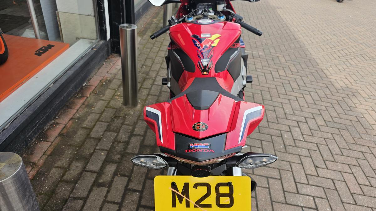 
								HONDA CBR 1000 S1-J full									