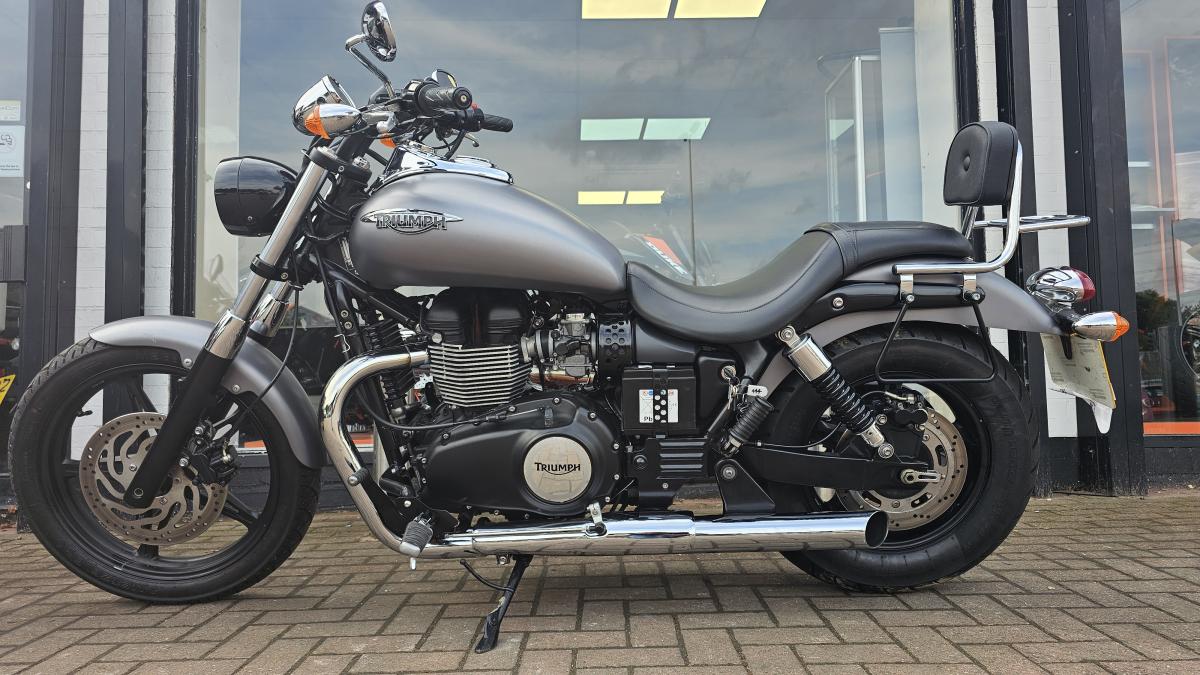 TRIUMPH SPEED MASTER 865