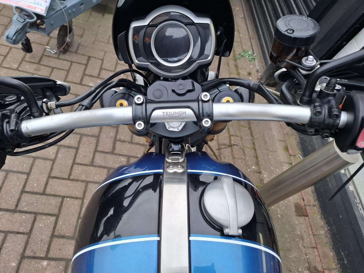 
								Triumph SCRAMBLER 1200 XE full									
