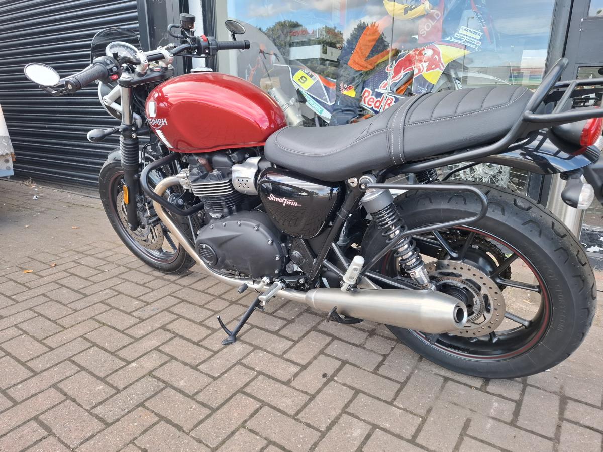 
								Triumph BONNEVILLE STREET TWIN full									