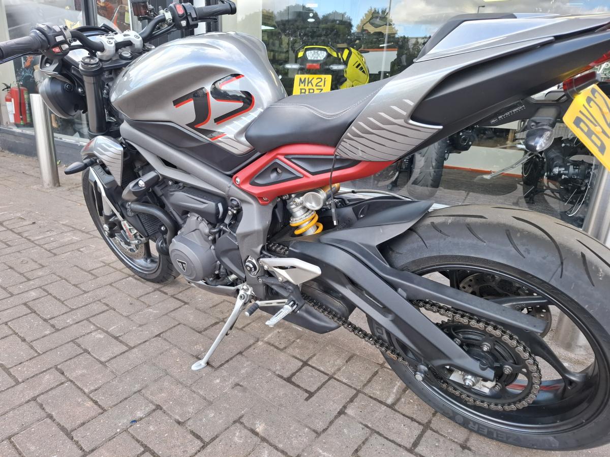 
								TRIUMPH STREET TRIPLE RS full									