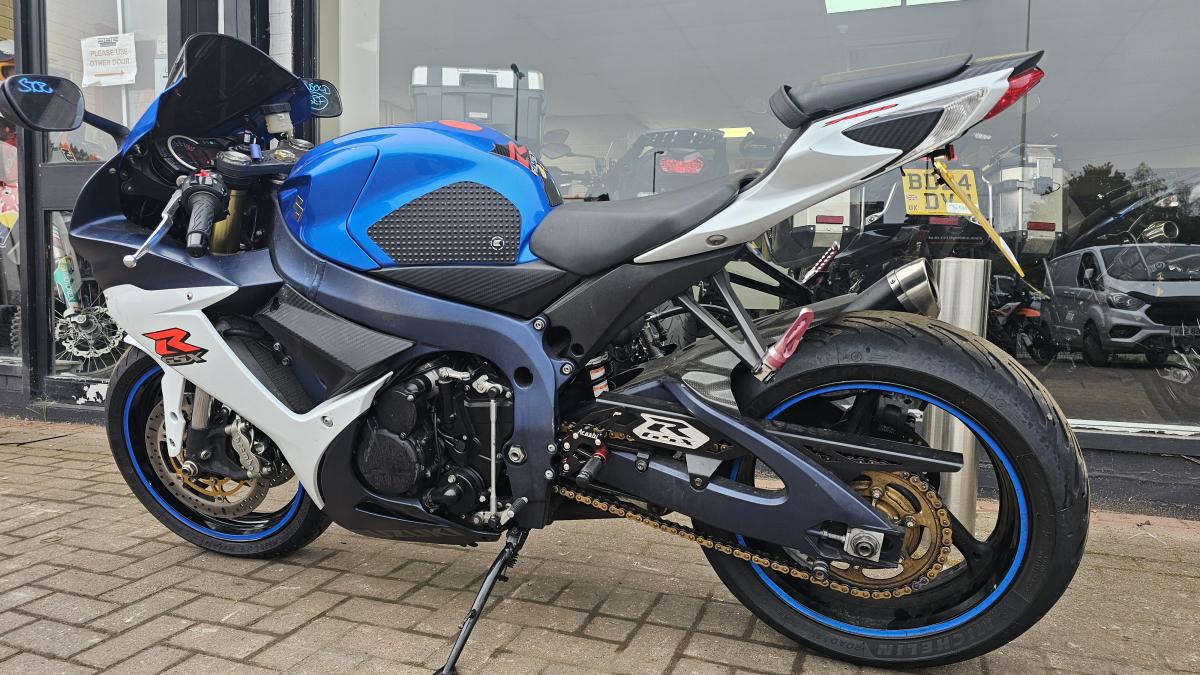 
								SUZUKI GSXR 750 L1 full									
