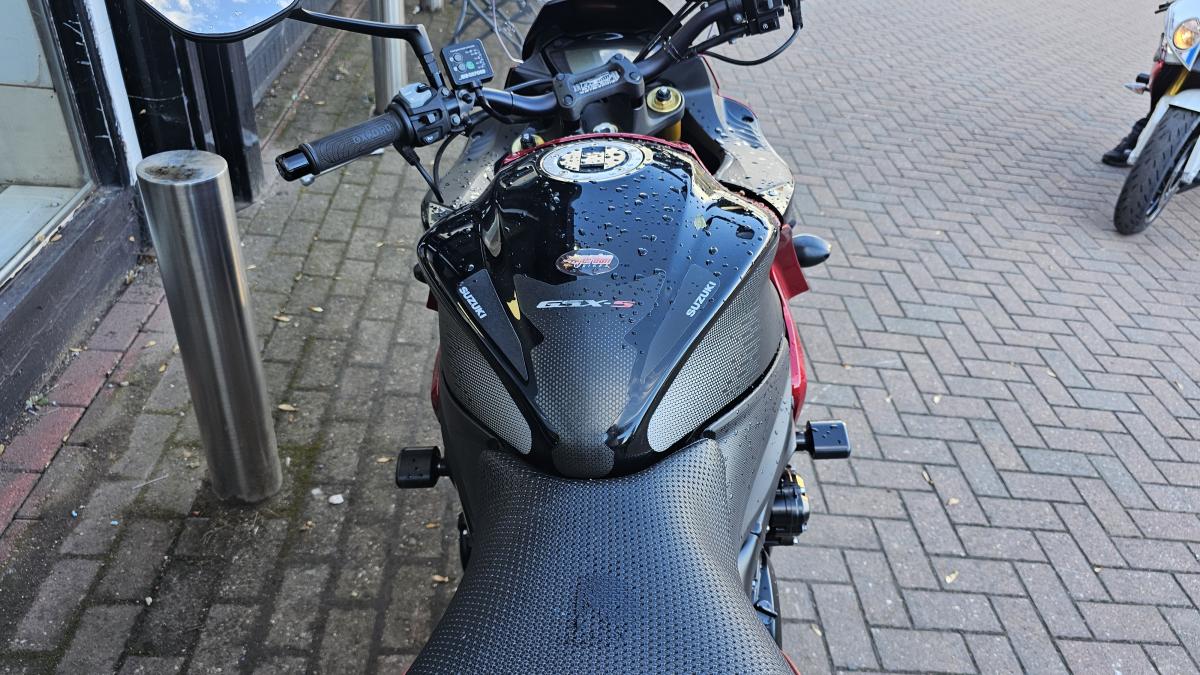 
								Suzuki GSXS 1000 FAL6 full									